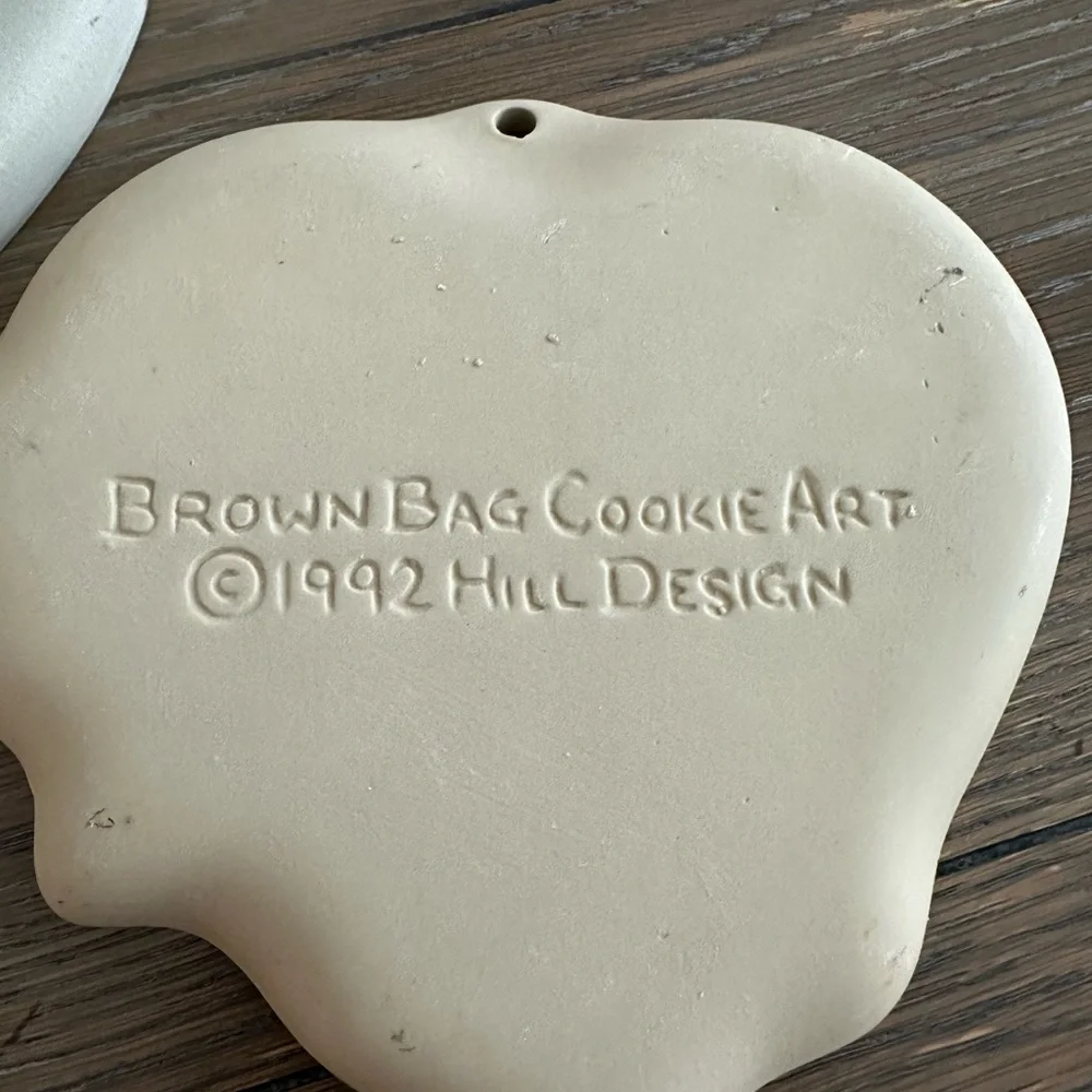 Brownbag Cookie Art, stoneware Heart-Shaped‎ with Hummingbird Design